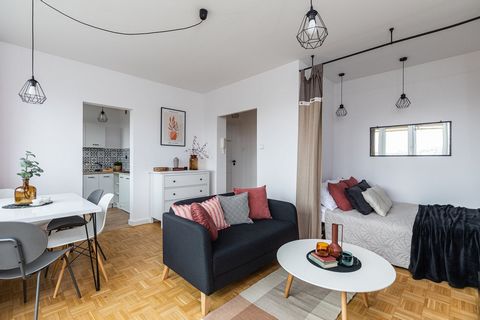 Apartament typu studio na Stegnach Apartament typu studio na warszawskich Stegnach o powierzchni 25 m² jest przystosowany dla dwóch osób. W mieszkaniu znajduje się niezbędne wyposażenie, które ułatwi Twój pobyt, zapewni relaks i przyjemność ze spędza...