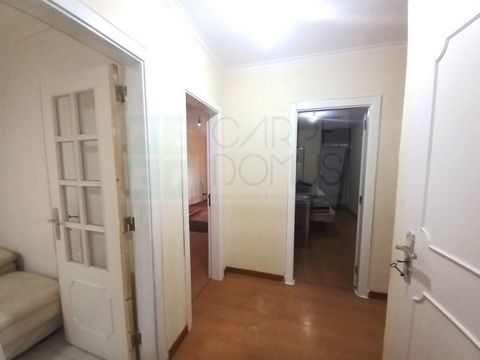 4-room flat for sale in Vale da Amoreira, with generous areas and in the process of complete refurbishment. Remodeling in Progress! This 3 bedroom flat will be delivered fully renovated, including armoured door, new window frames, electric shutters a...
