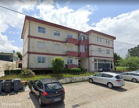 Oportunidade para adquirir este apartamento T2 com uma área total de 105 metros quadrados, situado em Folgosa, na Maia, distrito do Porto.Localizado em zona tranquila, o imóvel fica próximo a vários pontos de comércio, serviços essenciais, espaços ve...