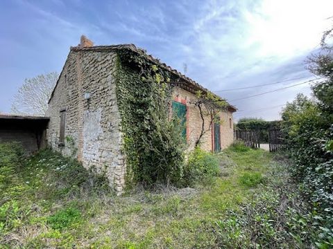 To be seized: House to be completely renovated in L'Isle-sur-la-Sorgue. Price 157,290 euros. On a spacious plot of 360m² offering ample space to carry out your projects. Quiet and peaceful area, ideal for quiet living close to the city center. Plenty...
