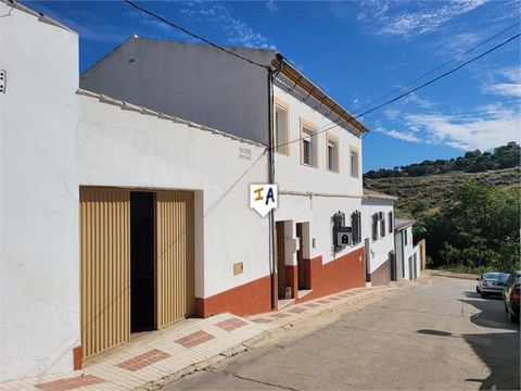 Gelegen in der beliebten Stadt Villanueva de Algaidas in der Provinz Malaga in Andalusien, Spanien. Dieses große Anwesen mit 350 m², 6 Schlafzimmern und 4 Bädern ist in zwei separate Wohnungen mit komplett separatem Zugang und Außenbereich aufgeteilt...