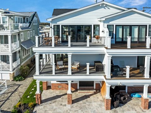 WATERFRONT. PRIVATE BOAT DOCK. AMAZING SUNSET VIEWS. ELEVATOR. UPSIDE DOWN LIVING. MULTIPLE DECKS. LOCATION. Designed with both an active lifestyle and relaxation in mind, this 2.5 year old, 4 Bed/4.5 Bath waterfront townhome located on Spicers Creek...