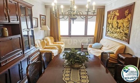 This apartment is located on the second floor of a building in the center of Figueres. With a total area of 83 m² and 2 double bedrooms and 1 single bedroom, it offers a balcony with street views. It stands out for its central heating, balcony, and g...