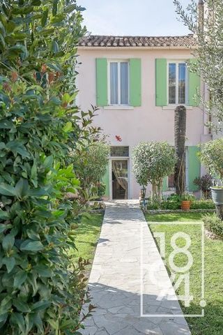 1894 L'Immobilier presents for sale a detached house of about 100 m2 (97 in carrez) on two levels, on a plot of land of 234 m2, with the entire garden at the back of the house completely quiet, between the Carthusians and Saint Barnabé. It consists o...