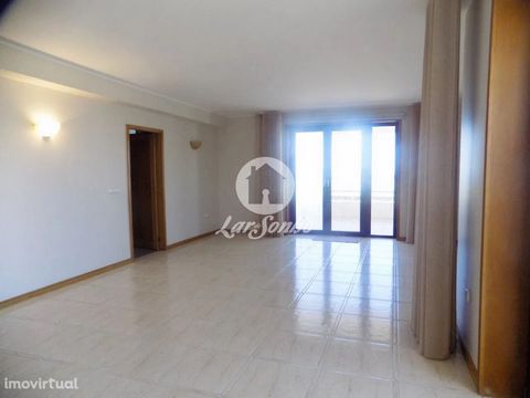 Excellent T2 located in a residential area of Mindelo, on the 1st line of the sea, containing magnificent views of it, with equipped kitchen, good areas, great sun exposure, closed garage and terrace of 40m2. Close to all services and accesses. Ideal...