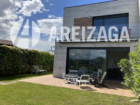 Wonderful semi-detached residence on a 1160 square meter plot, recently built in 2017, boasting stunning views in a privileged location just 10 minutes from the charming Antiguo neighborhood, in a rising residential area in San Sebastián. This proper...