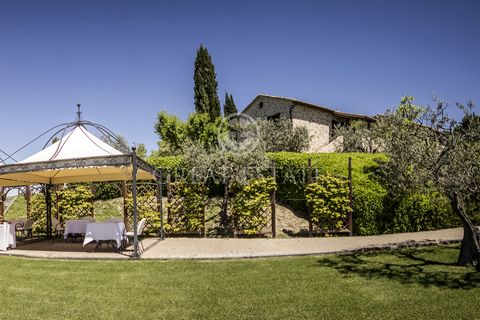 Very close to the beautiful city of Assisi, on one of the most beautiful, uncontaminated and scenic hills of the Assisi area, stands a wonderful farmhouse, currently used as an accommodation business. On the floor below the street we have a large rec...