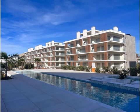 3-bedroom apartment in Albufeira, very bright and modern, with access to large outdoor spaces through large double-glazed windows with thermal cut. The large terrace with barbecue stands out, which which extends from the large living room with open f...