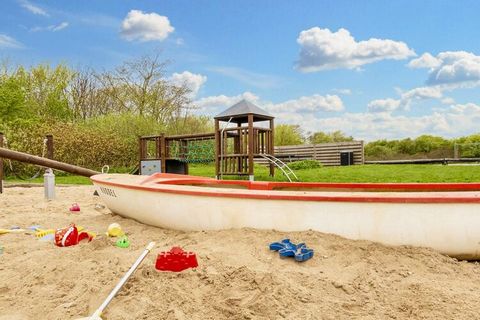 Casa de campo luminosa y agradable con jacuzzi y sauna de 2006 ubicada en una parcela natural en la zona de casas de campo Kærgården. La casa se encuentra a aprox. 300 m del agua con embarcadero. El baño tiene bañera de hidromasaje para 2 personas, s...