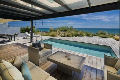 Spectaculaire accommodatie aan het strand, omgeven door goudkleurig zand en natuurlijke duinen, met een verwarmd zwembad, een dakterras met 360 graden uitzicht en een privé-spa. De locatie, oostkant van Marbella, ligt dichtbij alle faciliteiten en op...