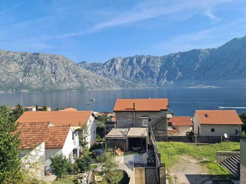 Fullt möblerad lägenhet till salu med havsutsikt i Kotor, Montenegro Lägenhet med 2 Sovrum till salu i Prcanj. Den intilliggande veranda-terrassen med en yta på 60 m2 är i bruk! Platt yta – 56 m2. Enligt sin struktur innehåller den ett stort vardagsr...