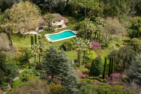 Unique in the area! Just a few minutes from the village of Saint-Paul-de-Vence, set in one of the finest addresses in the area and nestled in over 4.4 hectares of landscaped grounds, this exceptional residence offers a haven of peace and privacy. A l...