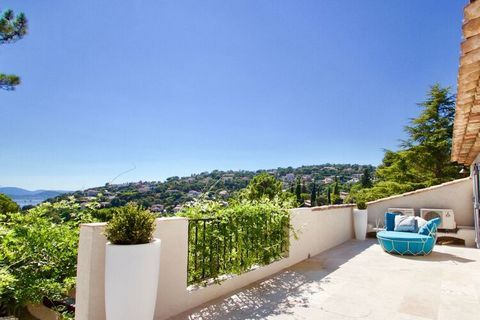 Die Villa Petite Sirene ist eine neu renovierte Luxusvilla mit herrlichem Blick auf die Bucht von Saint Tropez. Sie bietet Platz für 8 bis 10 Personen.