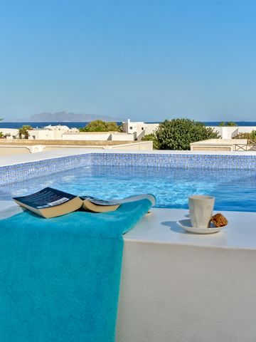 Villa para venda na área: Santorini - Thira. A área da propriedade é de 345 m² e está localizada em um terreno de 519 m². É composto por: 6 quartos (2 Master), 6 casa de banho(s), 2 wc, 2 cozinha(s), 2 sala(s), enquanto tem 2 lugares de estacionament...