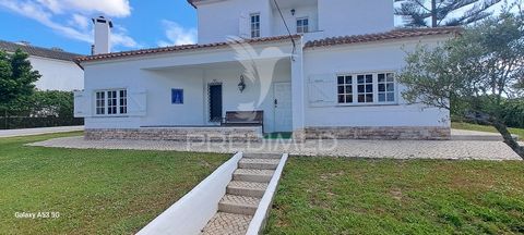 Located in Marisol, (Charneca de Caparica), this detached villa features charming classic architecture. Situated at a distance of only 1 km, there is a variety of facilities including restaurants, fishmongers, butchers, markets, pastry shops, pharmac...