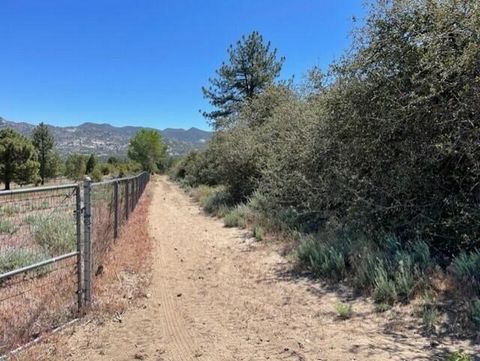 Wonderful huge secluded lot back against the foothills with lots of room to build your dreamhome and still have more than enough room for a guesthouse and extended equestrian facilities including barns, arena etc. Enjoy the panoramic mountain views a...