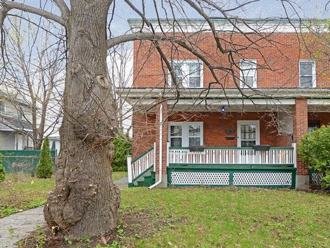 Semi-detached property with ancestral floors, which has kept its character of yesteryear, while offering modern comfort. The house is located on a 4970ft2 lot in the heart of downtown Valleyfield. Upstairs you will find 4 bedrooms, office/conservator...