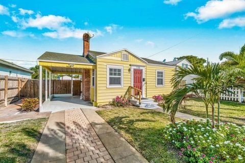 CHARMING LITTLE COTTAGE HOME WITH ORIGINAL OAK HARDWOOD FLOORS, FIREPLACE, UPDATED KITCHEN & BATH, ATTACHED 1-CAR CARPORT, AND LARGE OPEN BACK YARD. GREAT STARTER HOME IN HIGHLY DESIRABLE PARROT COVE NEIGHBORHOOD JUST BLOCKS FROM DT LAKE WORTH BEACH,...