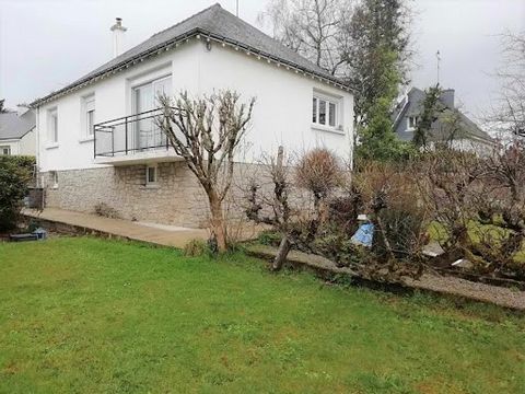 56300 Pontivy near the city center, raised house with 3 bedrooms, close to amenities, school and high school. A must visit, small house from the 60s on a total basement, which consists of an entrance, a small living room with balcony, a kitchen, a ha...