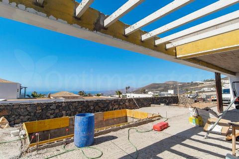 Fantastic opportunity to buy an off plan villa that will be completed before the end of 2024. located in the lower part of La Asomada, a tranquil village only 10 mins drive to the airport and all the amenities of Puerto del Carmen and Puerto Calero a...