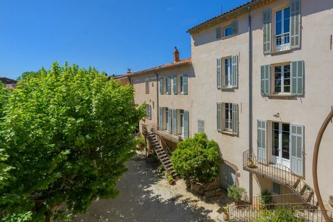 Right in the heart of the village, just 20 minutes from Hyeres, this exceptional property extends over more than 3,000 m2 of wooded parklands, adorned with century-old trees. This authentic residence dates back to 1822 and has a built area of around ...