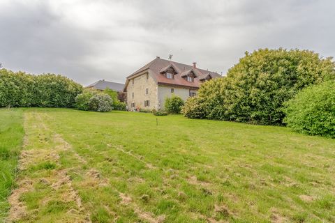 Sur la commune de CHOISY (74330), à 20 minutes de la frontière Suisse ou 20 minutes d'Annecy, découvrez ce corps de ferme mitoyen avec 4259 m² de terrain plat. Rénové sur environ 450 m², chaque pièce offre de beaux volumes avec une ambiance chaleureu...