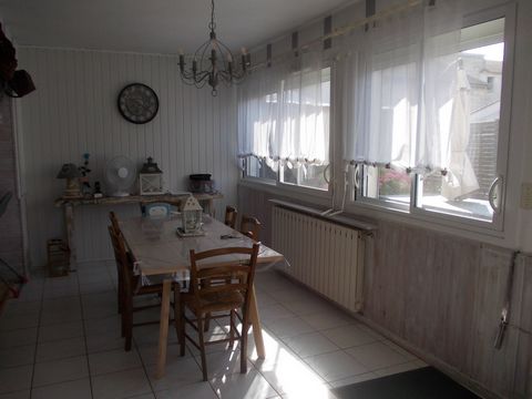 Sector of Chateaubernard house of 119 m2 with 1 floor with very beautiful bright rooms on a plot of 197 m2 + a non-adjoining plot of 204 m2 for a vegetable garden 250 m from the property on a total of 401 m2 of land. Located in a dead end close to a ...