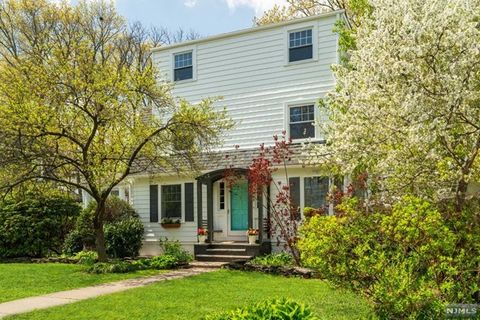 Welcome to 669 Prospect Street, a charming retreat in picturesque Maplewood, NJ. This captivating home blends classic elegance with modern flair, offering comfort and style. Upon entering, the gracious foyer introduces an inviting and practical resid...