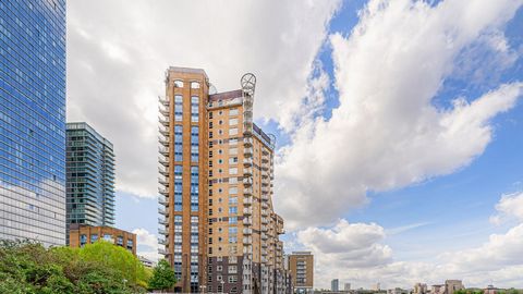 We present a very generously sized two double-bedroom apartment in the highly sought-after Cascades Tower, Westferry Road, Canary Wharf E14. This modern and spacious property offers a bright open plan living/dining room with access onto the balcony, ...