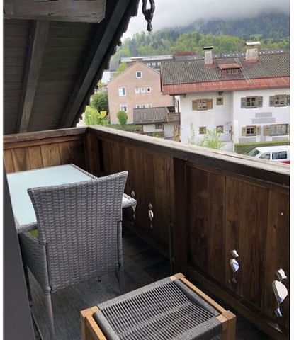 Mieszkanie wakacyjne dla 1-4 osób na ostatnim piętrze ze wspaniałym widokiem na masywy Zugspitze i Wetterstein. Przytulna sypialnia z podwójnym łóżkiem, w pełni wyposażona kuchnia w przestronnym, jasnym korytarzu, prysznic/toaleta oraz duży, przestro...