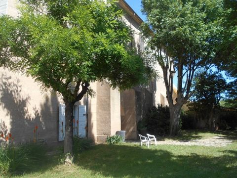 Former castle of the estang residence of the sixteenth century, former domain of the Templars in the countryside, living area of about 220m2 plus an apartment of about 100 m2 to renovate and many outbuildings and garages about 250 m2. A magnificent p...