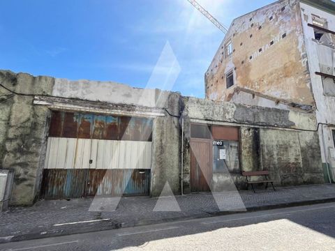 Located in a central area of Monte Real, this building, which is in ruins, is inserted in the heart of the dynamic village of Monte Real. In its surroundings we can find multiple shops and restaurants creating a vibrant and appealing atmosphere. With...