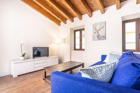 The flat is in a stunning casa Antiguo (Traditional Spanish building) close to the wonderfully vibrant Alameda and Calle Feria. There you have your choice of fantastic bars and restaurants on your doorstep. The apartment is newly renovated with a fus...