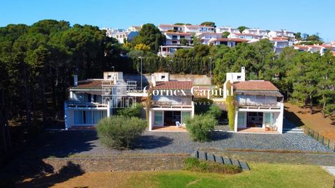 Magnificent estate of three houses with a garden of 3.000sqm with private access to one of the best beaches of Llançà, on the Costa Brava. This beautiful estate on the second line of the sea in Llançà consists of three houses designed by one of the b...