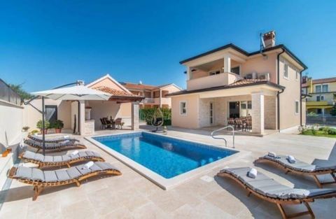Beautiful villa in Poreč area, 3 km from the sea and beaches! Total area is 140 sq.m. Land plot is 419 sq.m. Villa was completed in 2021. This wonderful villa extends over two floors: Ground floor - hallway, bathroom, internal storage room, toilet, b...