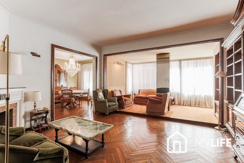 Property Description Luxurious and stately home, with many possibilities for renovation thanks to its 177m2. Very bright as it is located on the seventh floor of a classic building designed by the prestigious architect Francesc Mitjans. Don't miss th...