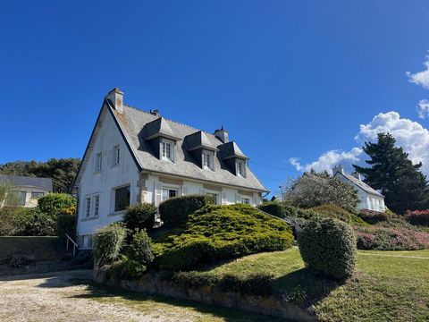 Dieses Haus aus dem Jahr 1969 mit herrlichem Blick auf das Meer liegt auf den Höhen von Erquy 22430, in der Nähe der schönen wilden Strände von Portuais, Lourtuais, Guen und Cap d'Erquy, und wartet nur darauf, renoviert zu werden, um eine Familie unt...