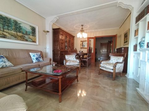 AlA Real Estate a le plaisir de vous présenter cette belle opportunité d’acheter un appartement situé dans la Dehesa del Príncipe, l’un des meilleurs quartiers de Cuatro Vientos (La Latina). Les 144 mètres de la maison sont répartis dans un salon spa...