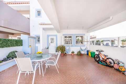 Fully furnished 3+1 bedroom townhouse in Sesmarias de Baixo: Discover the comfort and practicality of this spacious and functional three-storey townhouse, located in a quiet residential area. With an intelligent distribution of space to accommodate a...