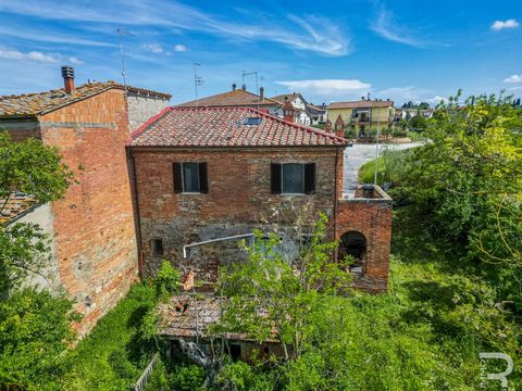 This rustico extends over an impressive area of 250 m² and is open on two sides. Thanks to the comprehensive energy-efficient renovation, the rustico and its roof shine in new splendor. The façade has been insulated, which not only increases the dura...