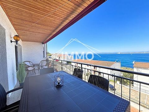 This splendid apartment is located in a privileged position in the area of the Faro de Roses, offering breathtaking panoramic views that encompass the picturesque landscape of the coast and the infinite blue of the Mediterranean Sea. Located on the s...