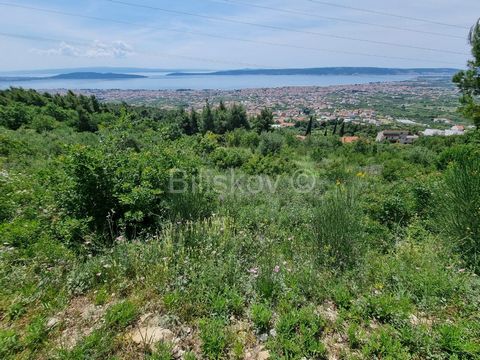 Kaštela, Kaštel Stari, agricultural land of 896 m2, approx. 3000 m from the sea. Uncultivated, no crops planted, steep. Quiet location, paved access, a small section of macadam access road. Open view of the sea and the bay of Kaštela. www.biliskov.co...
