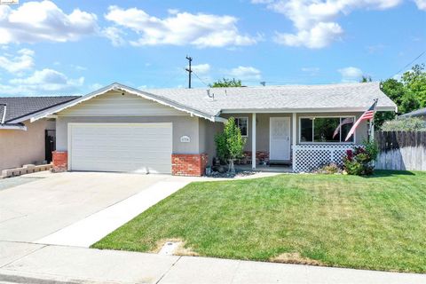 The perfect place to call home! Located in the highly desirable Drouin Park neighborhood, this spacious 3 bed/2 bath beauty is move-in ready with updates throughout. Upgrades include kitchen with white cabinetry, newer countertops and newer appliance...