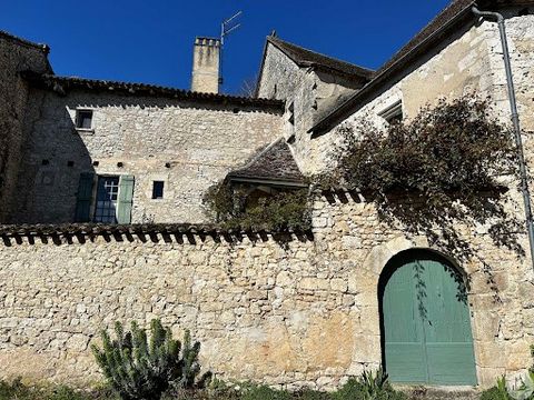 This charming exquisite stone property steeped in history set in the heart of the medieval village of Issigeac benefits from a garden and an enclosed walled courtyard, 4 bedrooms, large reception room with fireplace. Garage 4 bedrooms, large receptio...