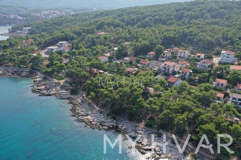 Uncover the allure of this exclusive property in Vitarnja, offering a sprawling 1165 m² canvas with stunning panoramic views of the sea. Nestled in a perfect location, this property is an ideal site for your dream villa. A thoughtfully designed proje...