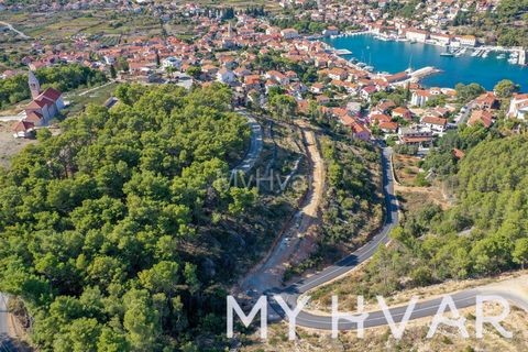 Scopri il fascino di questo terreno edificabile, situato in uno dei luoghi più tranquilli di Jelsa. Vantando una vista incantevole sul porto, sul centro di Jelsa e su un delizioso panorama sul mare, questo terreno offre un ambiente ideale per un cond...