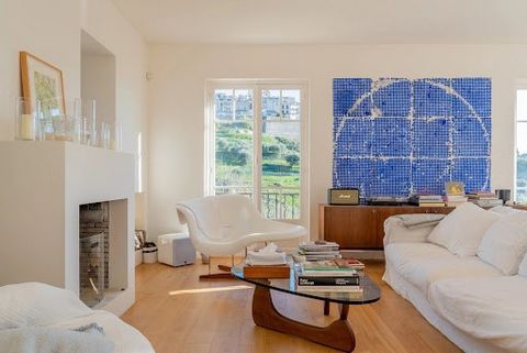 Located at the foot of the historic village of Saint-Paul de Vence and just a few hundred metres from the Maeght Foundation. This beautiful house, decorated by Jacqueline Morabito, spans around 313,40 m2 over four floors. The solid parquet flooring a...