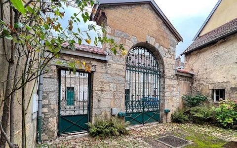 HOUSE OF MONSEIGNEUR DE BESSON ArrièreCour offers you a remarkable Renaissance period residence with its inner courtyard, in the historic heart of the Cité de caractère of Baume-Les-Dames, to be refreshed in its entirety. Divided into 4 separate apar...