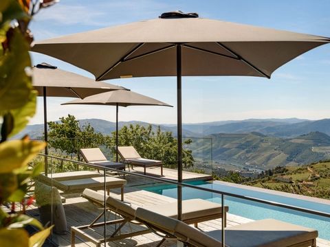 Fantastique maison de deux étages avec piscine d'eau salée et terrasse, située au cur de la région viticole du Douro, au milieu du village, mais en pleine nature. Inséré dans un cadre naturel magnifique, avec les montagnes environnantes à perte de vu...