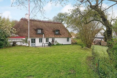 Auf der malerischen Insel Als liegt in idyllischer Umgebung dieses traditionelle, reetgedeckte Bauernhaus. Sie wohnen hier unweit des Fähranlegers in Fynshav mit Verbindung zur Insel Fyn. Das Haus wurde ursprünglich 1680 erbaut und präsentiert sich w...